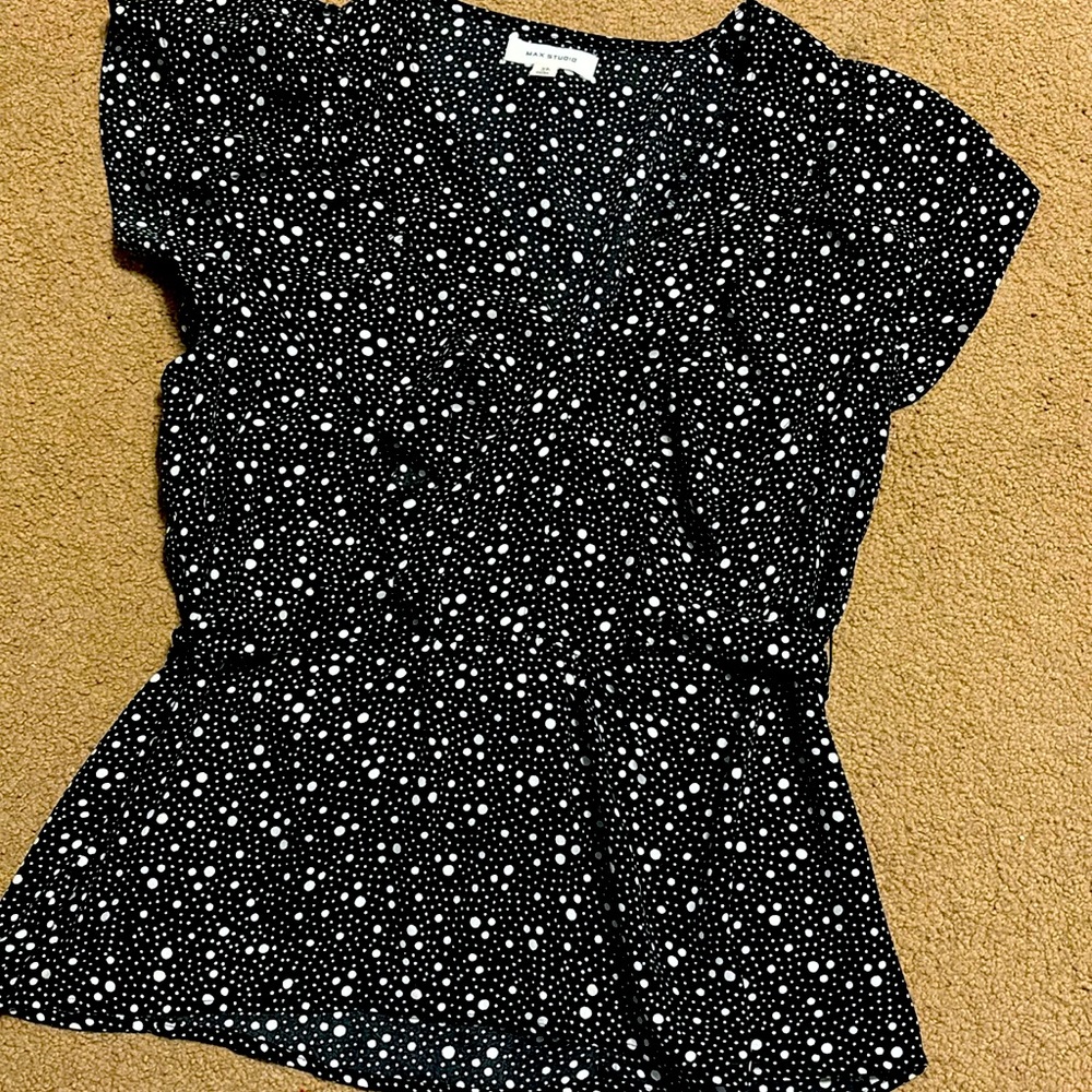 Max Studio XS vneck blouse